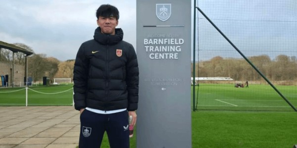 官宣！英超倒数第2签18岁中国前锋 身披9号球衣，租借塞尔维亚球队